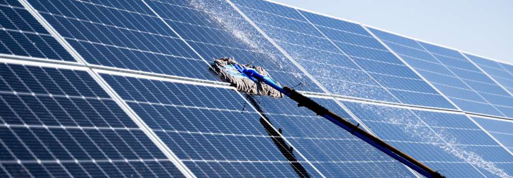 Solarpanele werden mit einer Bürste gereinigt